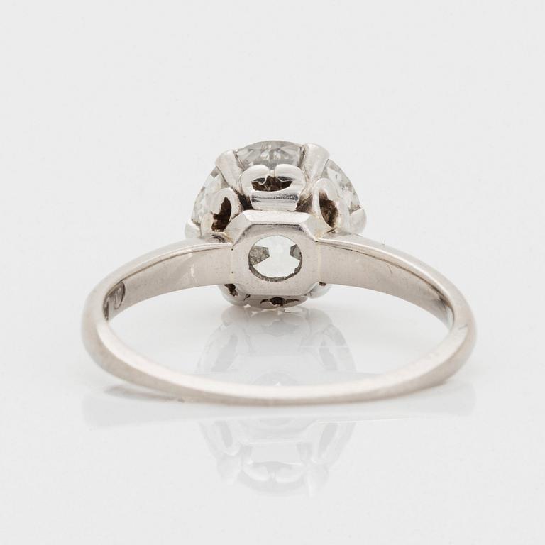 Ring 18K vitguld med en gammalslipad diamant vikt ca 2.25 ct.