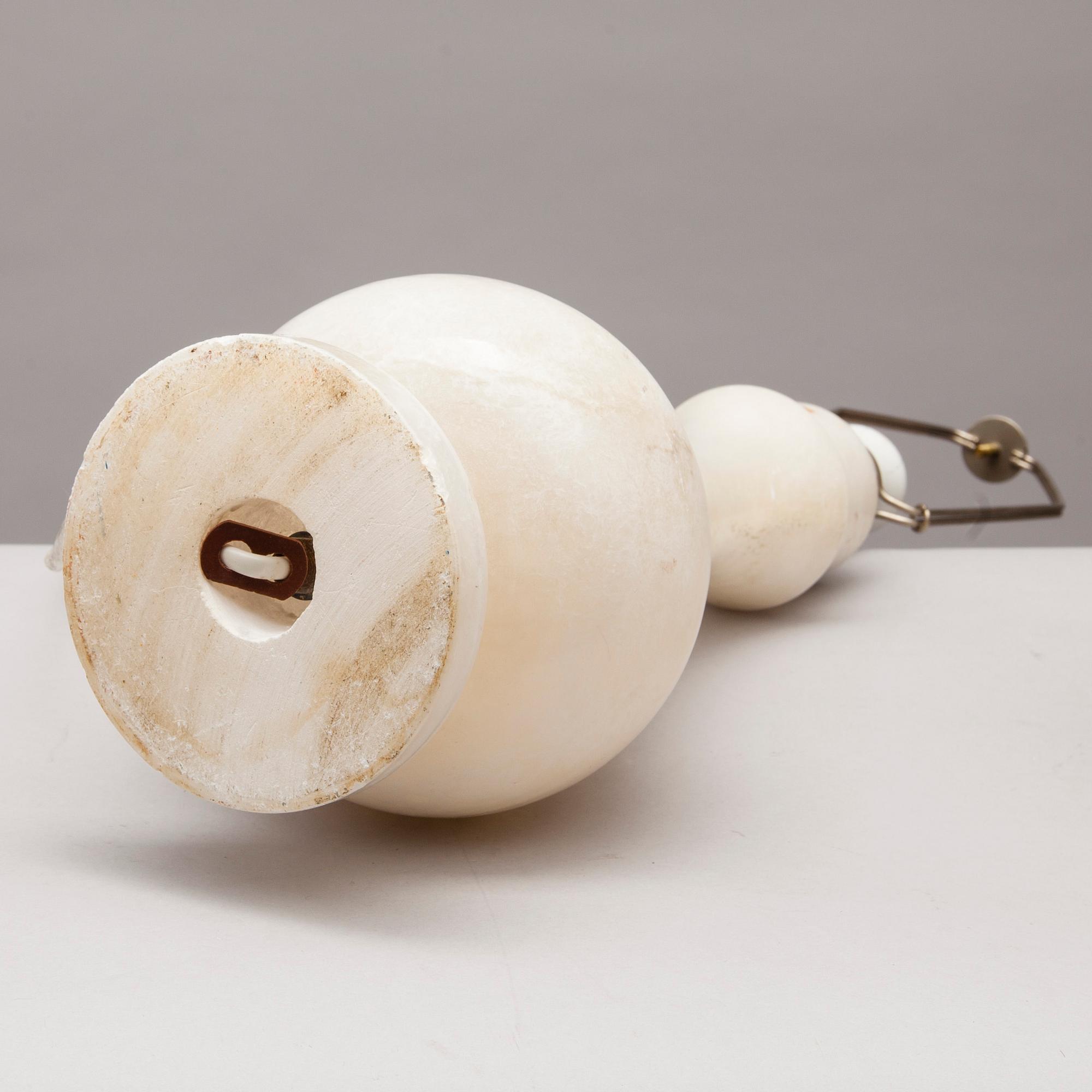 BORDSLAMPOR, ett par, alabaster, 1900-talets senare hälft.