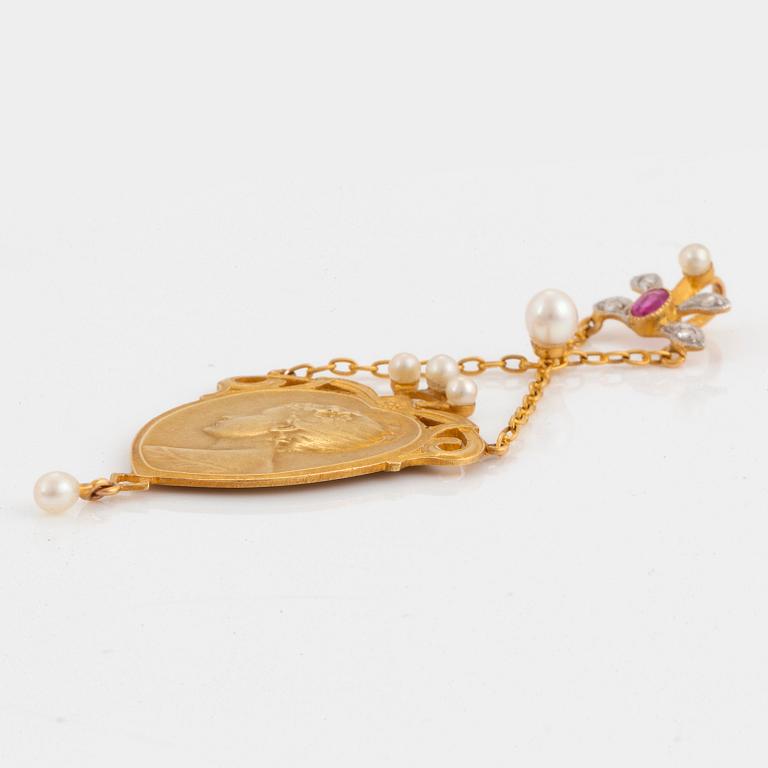 A pendant in 18K gold set with pearls, rose-cut diamonds and a ruby.