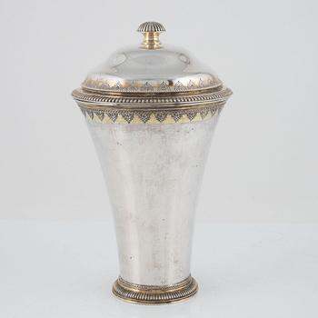Peter Stenfelt, bägare, silver, Gävle, 1764. Med lock Otto Lindeberg, Stockholm, 1916.