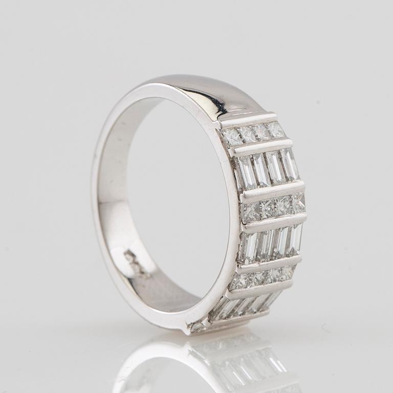 Stephen Foster, Ring platinum with diamonds approx. 1.21 ct total, London.