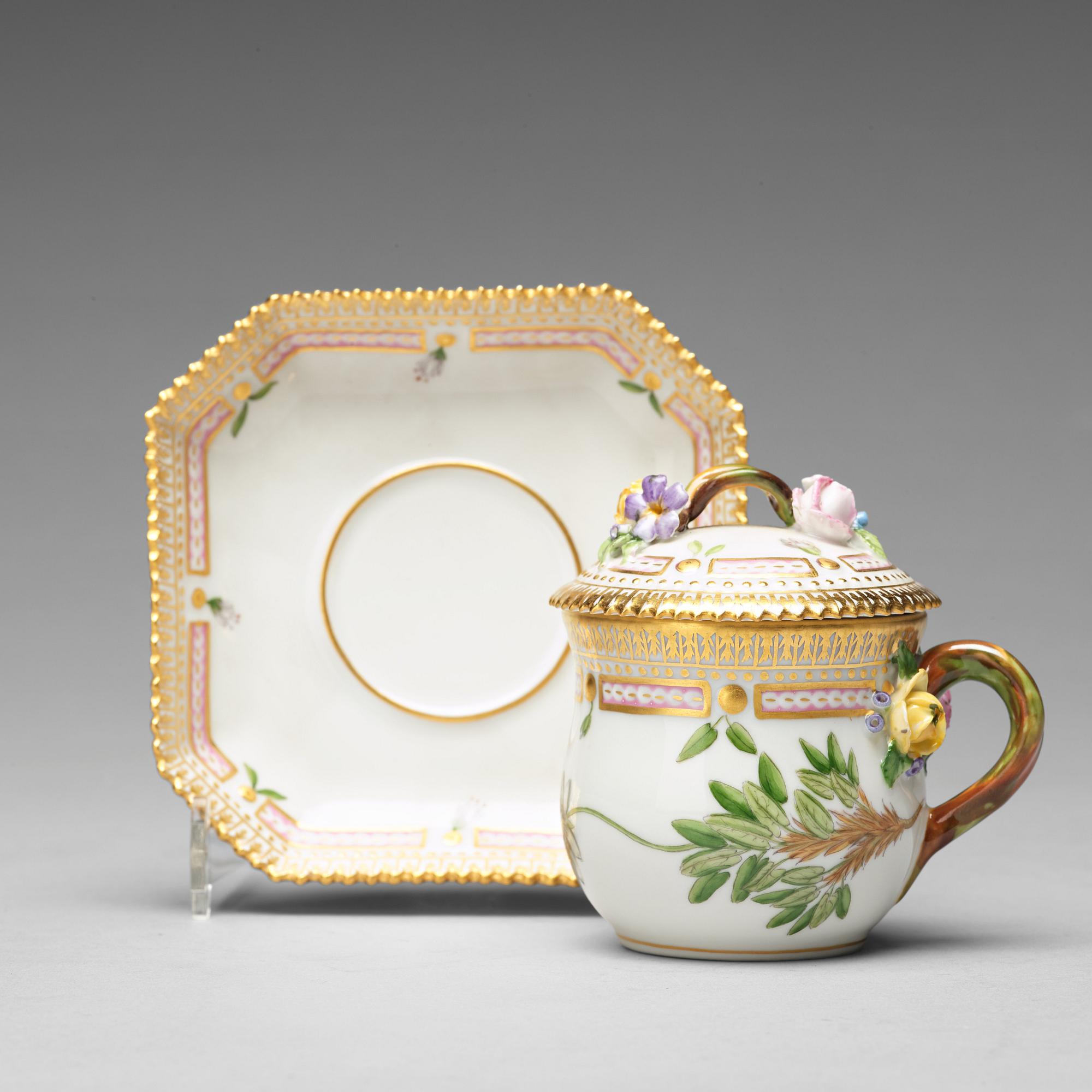 CREMEKOPPAR med LOCK och FAT, sex stycken, porslin. "Flora Danica", Royal Copenhagen, Danmark, 1900-tal.