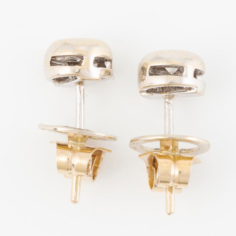 Earrings, a pair, 18K gold with brilliant-cut diamonds.