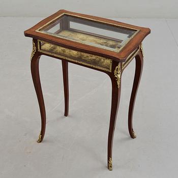 VITRINBORD, Louis XV-stil, 1800-tal.