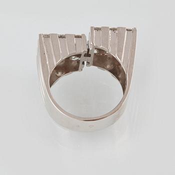 RING, 18K vitguld med 18 briljantslipade diamanter ca 1.80 ct, utländska stämplar. Vikt 11,5 gram.