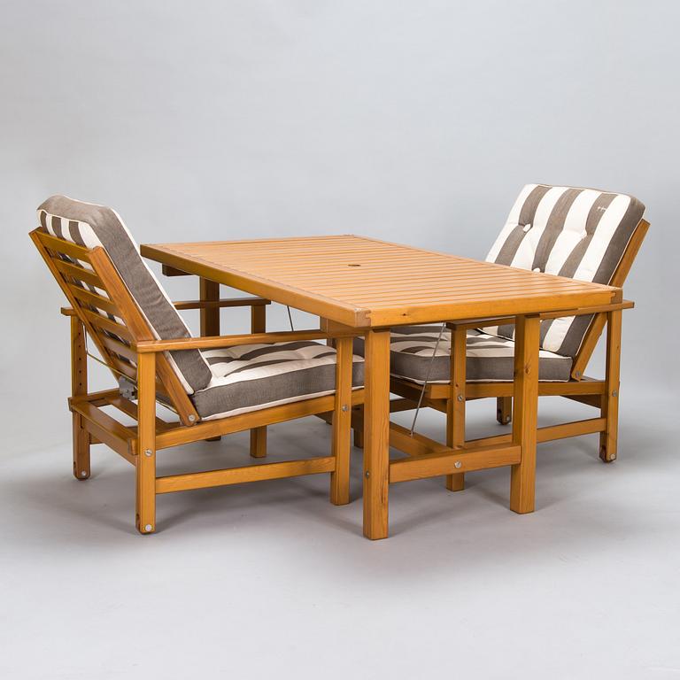 Elsa Stackelberg, a garden table and a pair of garden chairs, Fri Form, Edsbruk, Sweden, late 20th century.