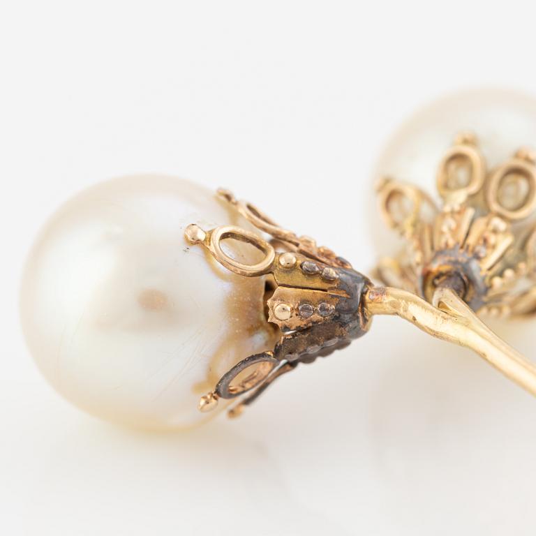 Brooch, pin, 18K gold with pearls.