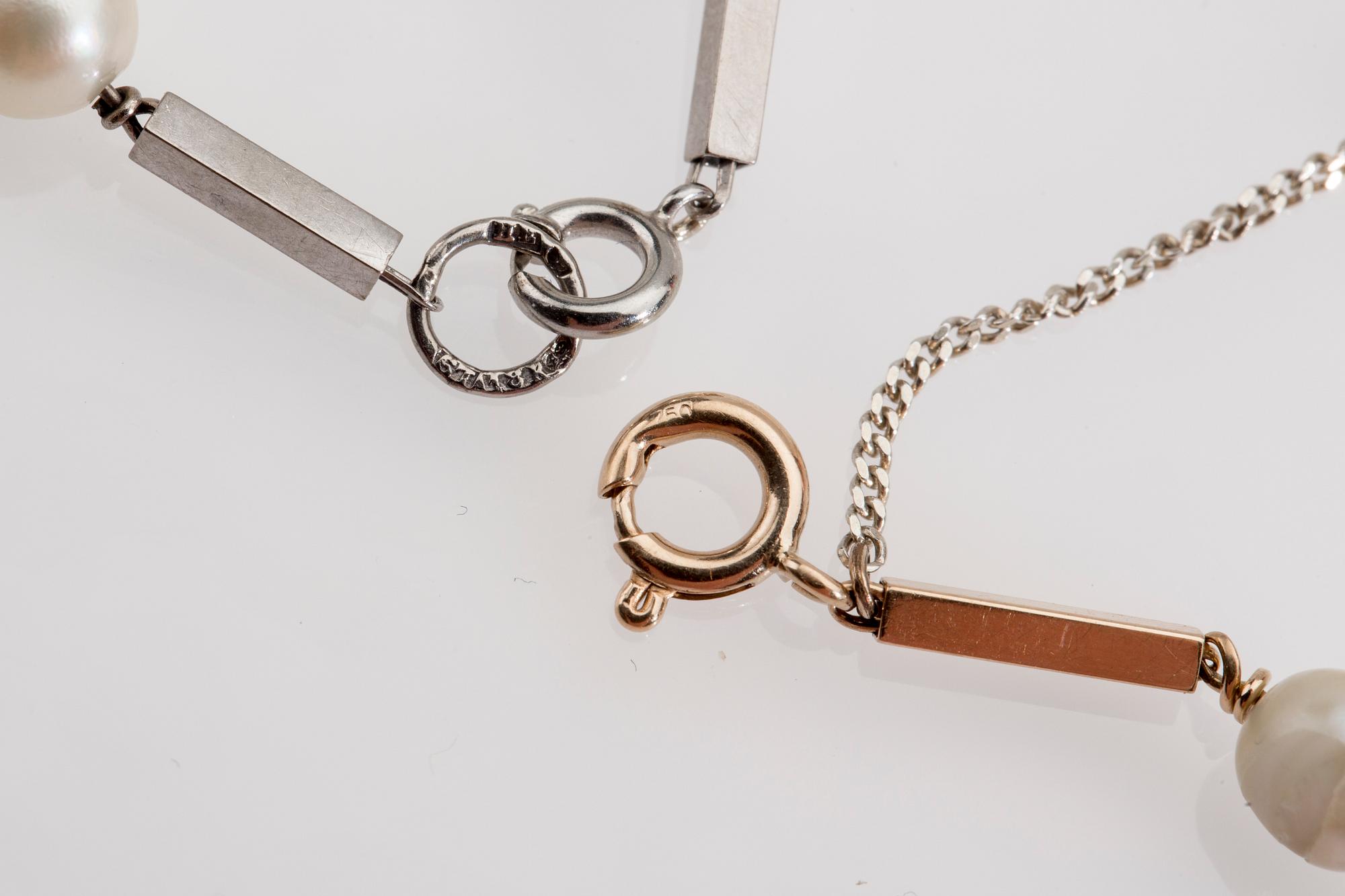 ARMBAND, 2 st, 18 K rödguld samt vitguld med pärlor. Totalvikt ca 13 g.