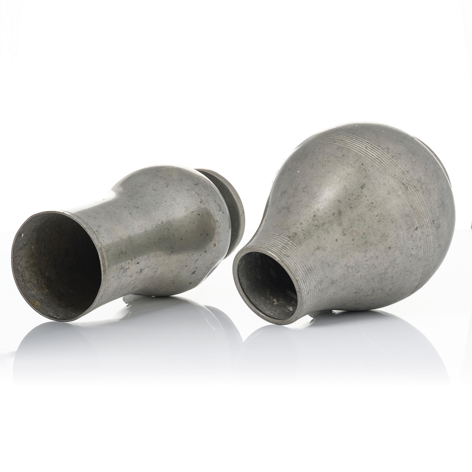Nils Fougstedt, a set of two vases, Fabriksaktiebolaget Kronsilver, Stockholm, 1933-34.