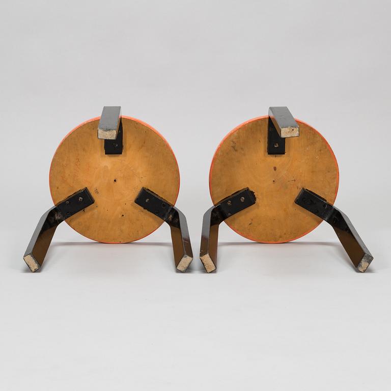 Alvar Aalto, jakkaroita, 2 kpl, malli 60  O.Y. Huonekalu-ja Rakennustyötehdas A.B. 1900-luvun puoliväli.