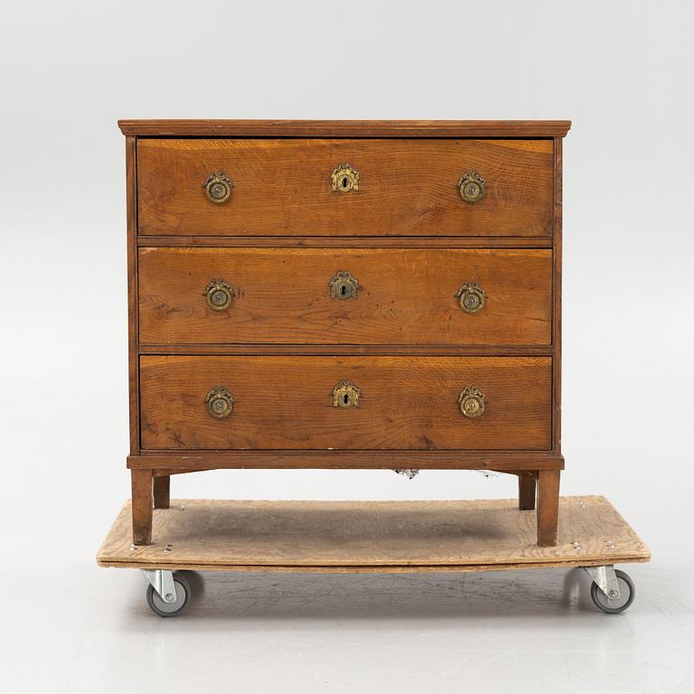A gustavian chest of drawers from the 18th century.