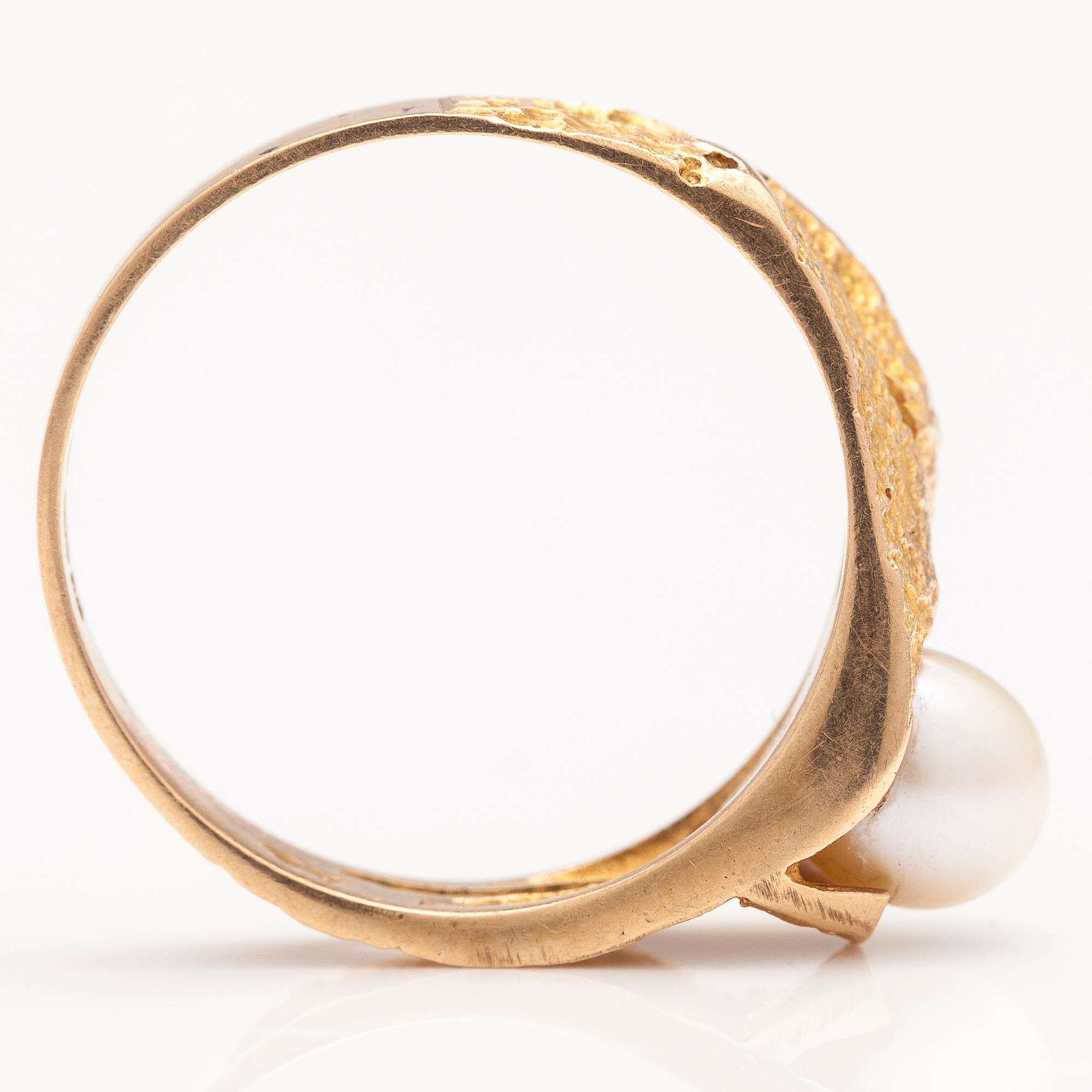 BJÖRN WECKSTRÖM, A 14K gold ring with a cultured pearl "Polar spring". Lappoina 1970.
