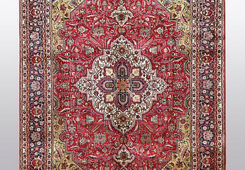 A carpet, Tabriz, ca 343 x 254 cm.