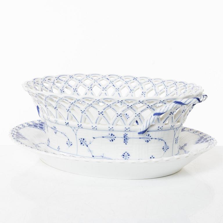 Royal Copenhagen, a 'Musselmalet' / 'Blue Fluted' porcelain bowl and a dish, Denmark 1889-1922.