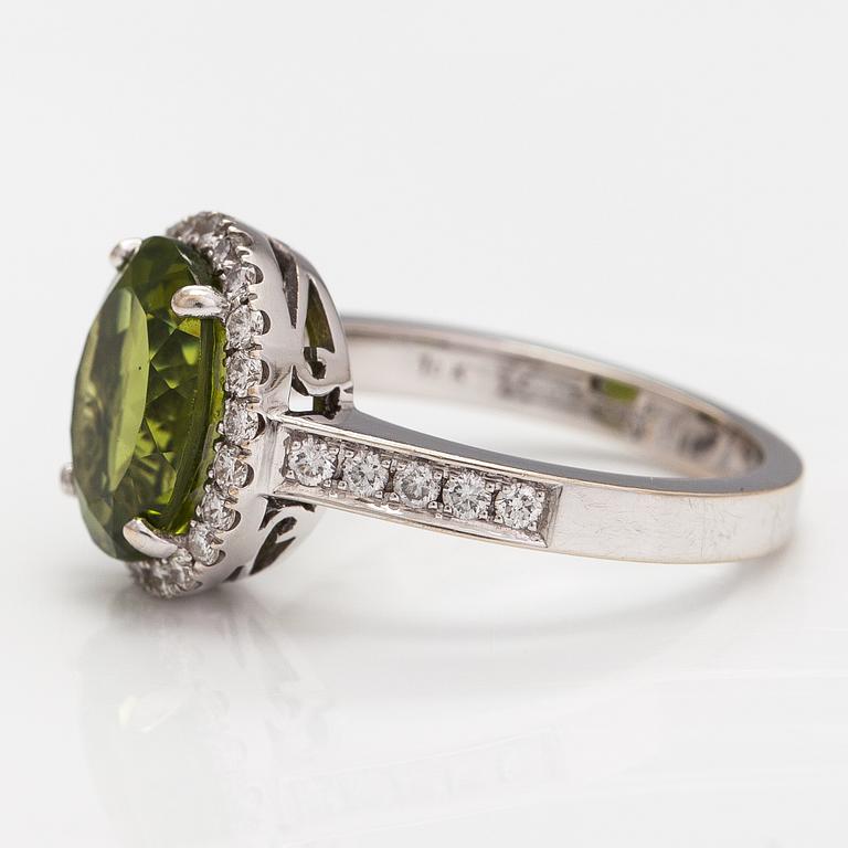 Max Prus, ring, 18K vitguld, diamanter ca 0.48 ct tot och peridot.