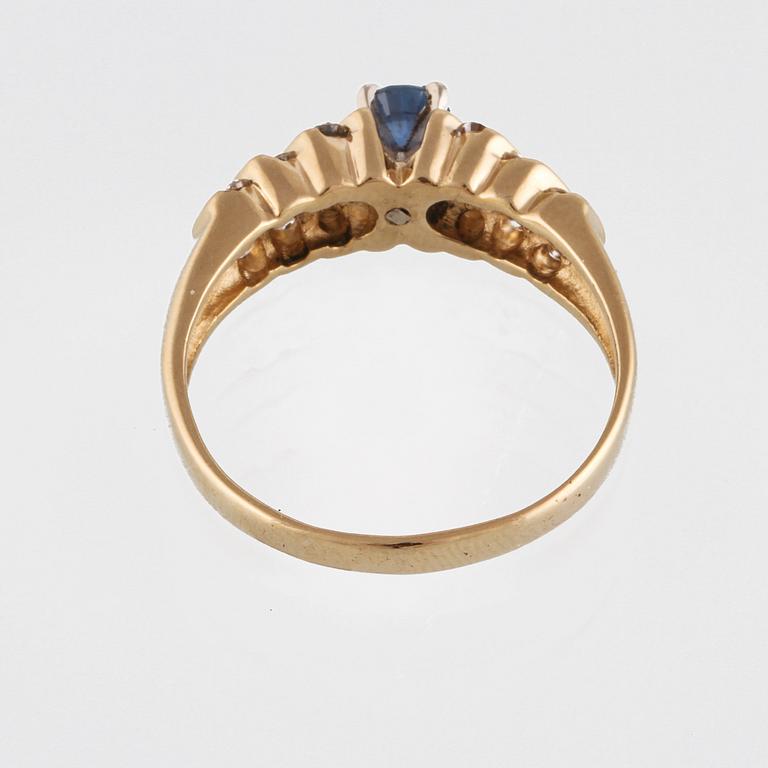 RING, 14K guld med fasettslipad blå safir samt 18 briljantslipade diamanter, utländska stämplar. Vikt 3,7 gram.
