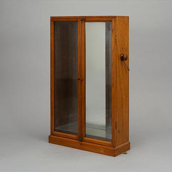 VÄGGVITRINSKÅP, 1900-talets första hälft.