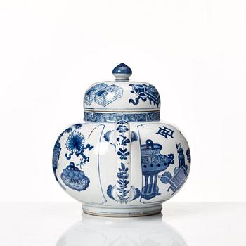 A large blue and white tea pot with cover, Qing dynasty, Kangxi (1662-1722).