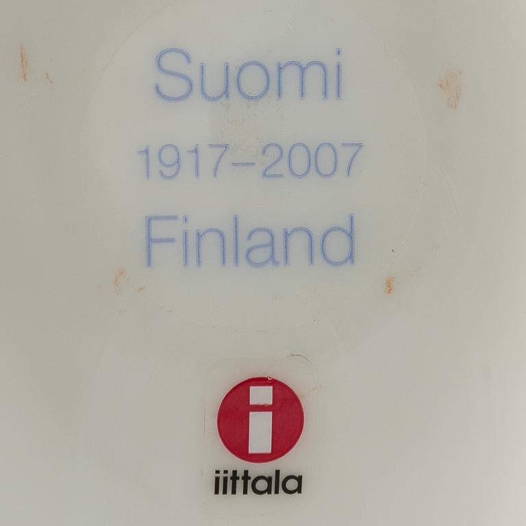 Oiva Toikka, juhlavuodenlintu 2007, "Kyyhky", signeerattu O. Toikka Nuutajärvi ja numeroitu 612/1917.