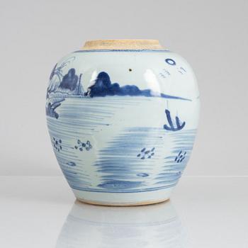 A Chinese porcelain vase, Qing Dynasty, 19th Century.