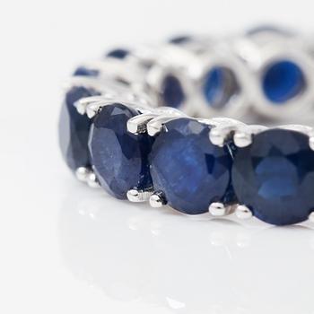 RING, blå safirer totalt ca 5,50 ct.