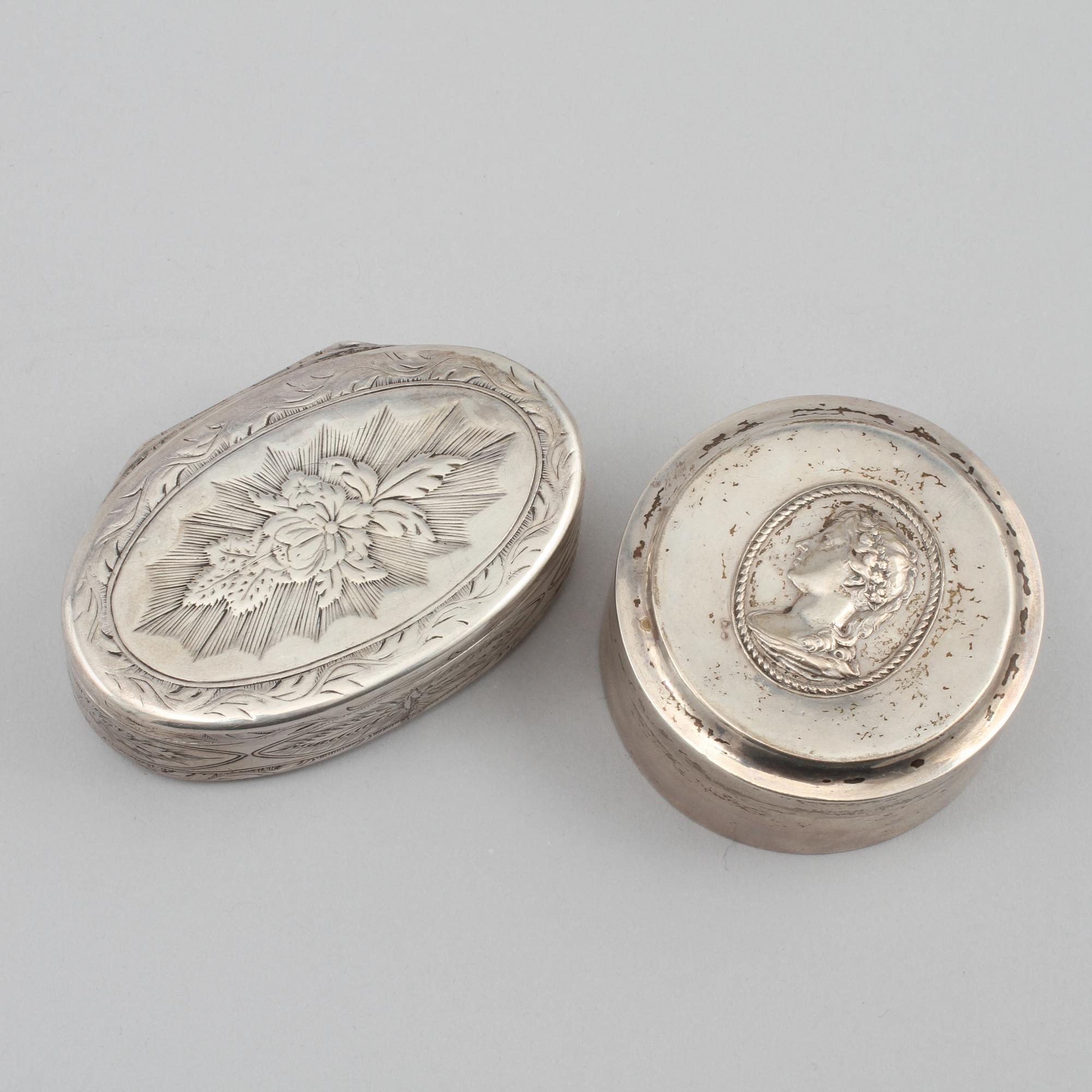 DOSOR, 2 st, silver, Sverige, 1784 respektive 1830, vikt 115 gram.