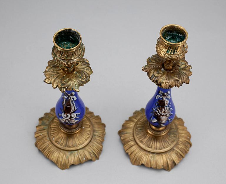 LJUSSTAKAR, ett par, porslin samt mässing, sent 1800-tal.