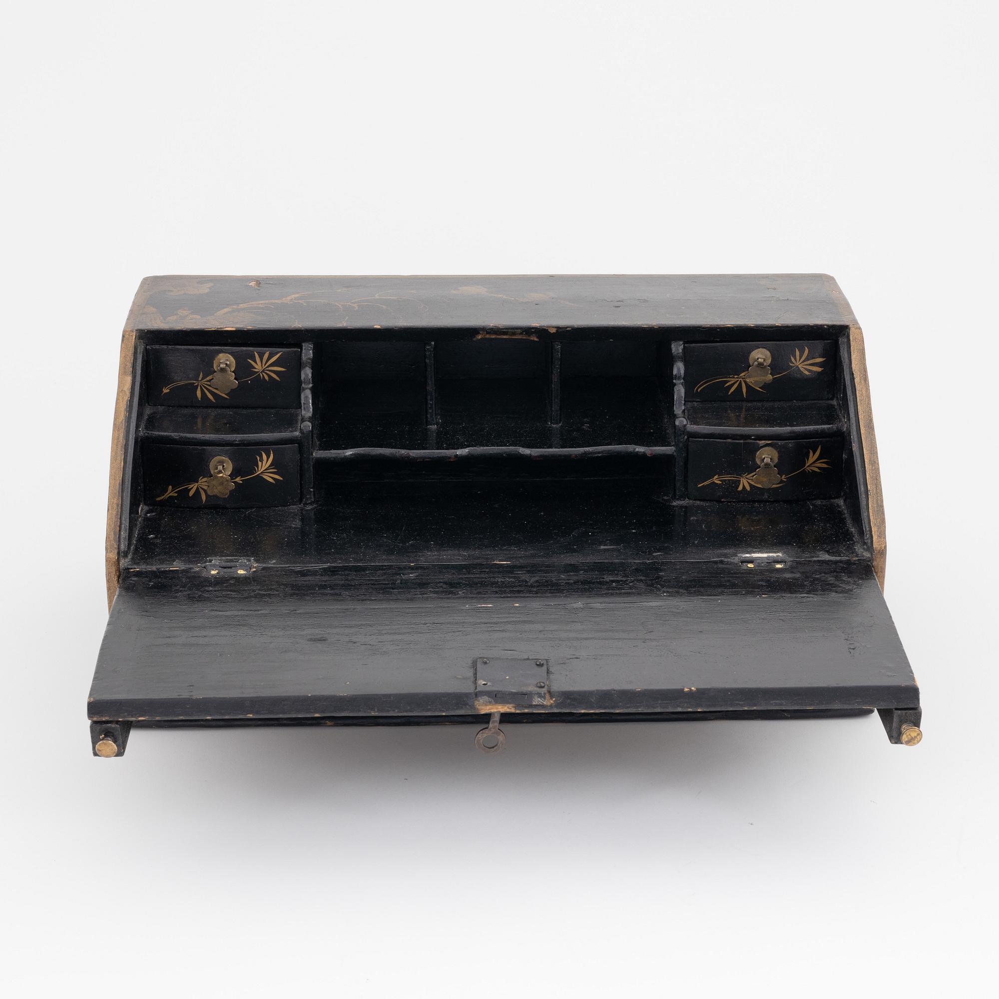 A Chinese writing casket, 19th century.