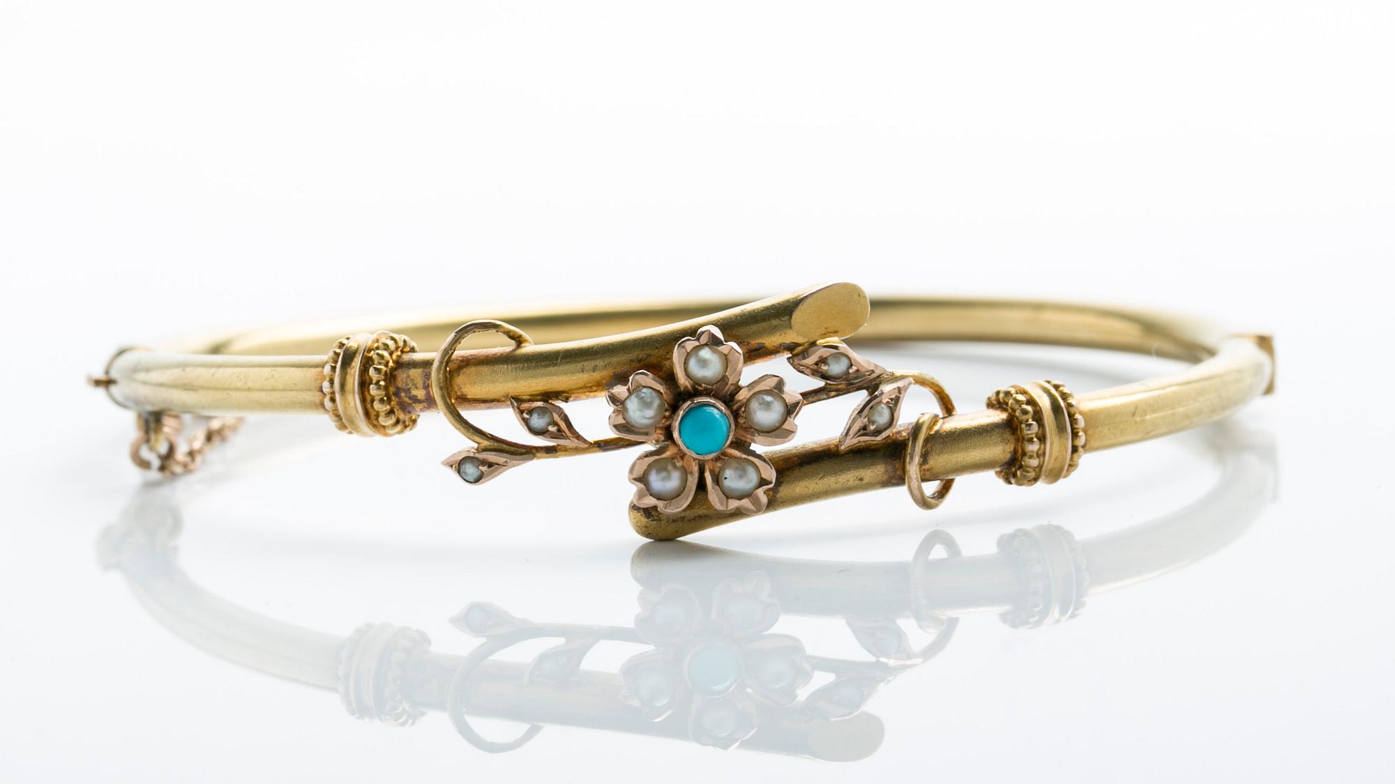 ARMRING, guld med cabochonslipad turkos och naturliga pärlor.