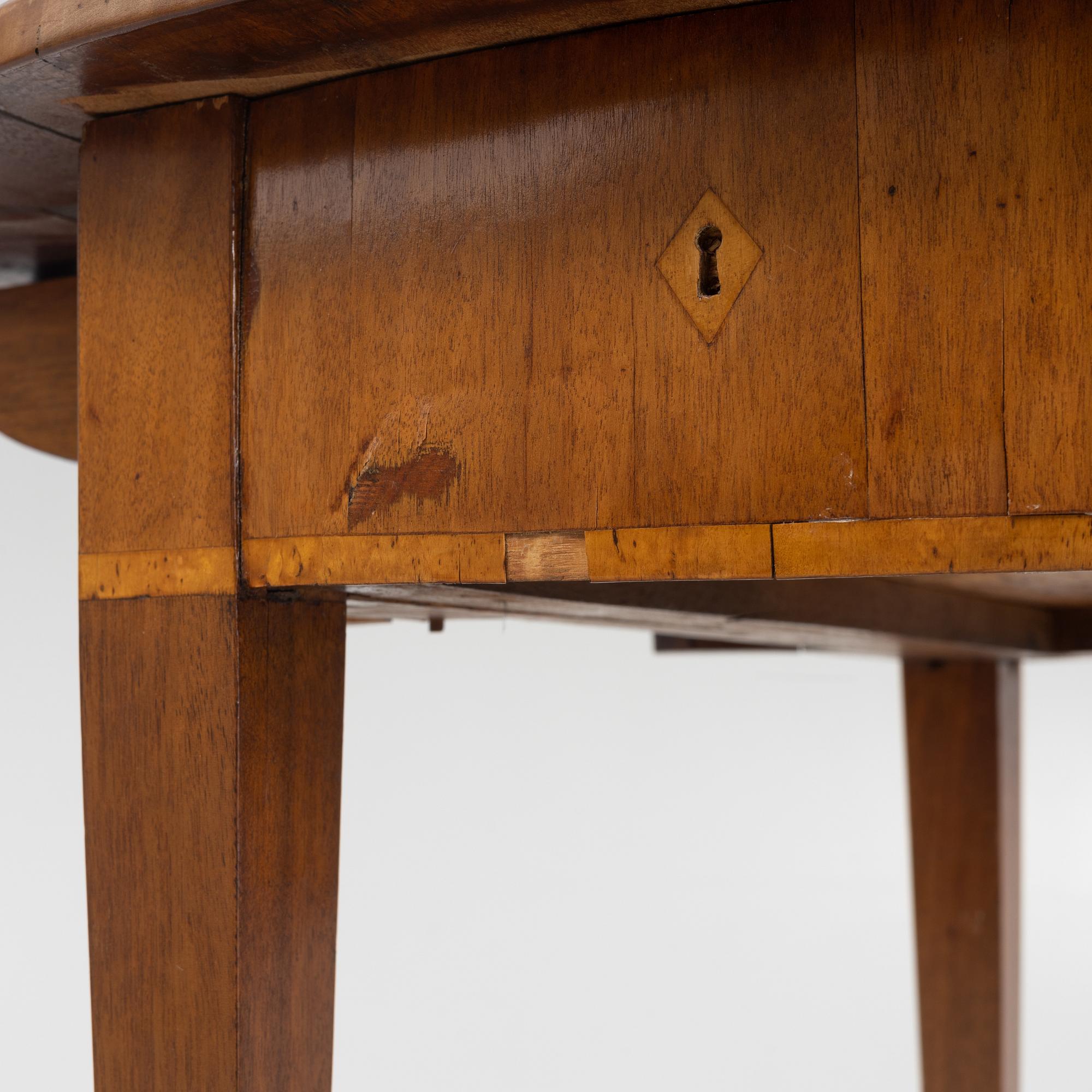 Drop-leaf table, circa 1800.