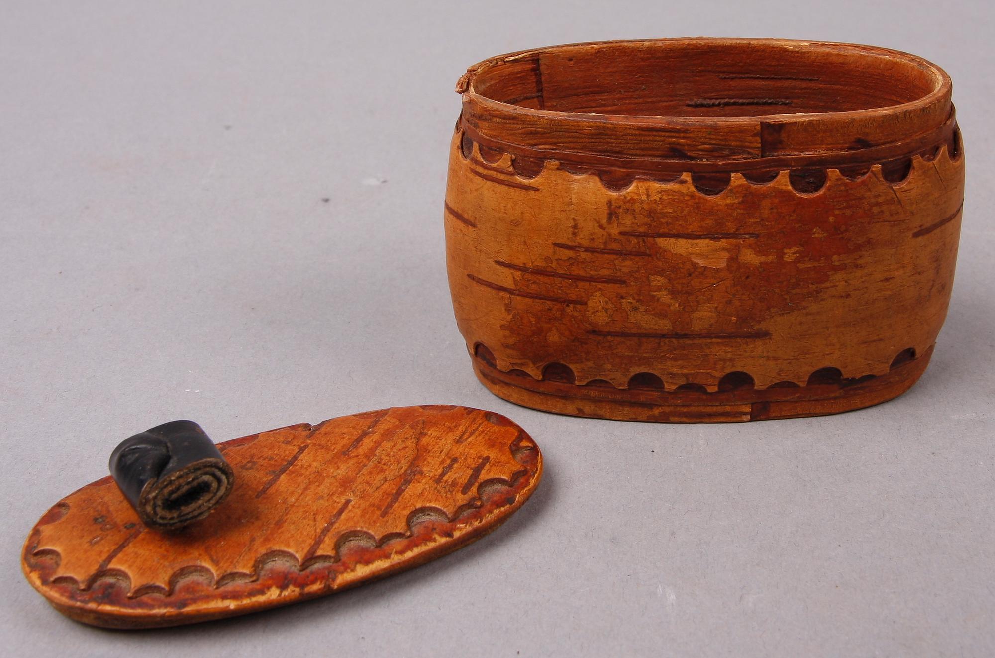 PARTI SAMISKT, 4 delar, bl a renhorn, näver och renskinn, bl a Nils Fankki, 1900-tal.