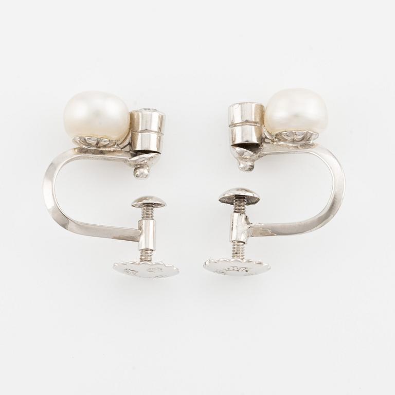 A pair of earrings in 18K gold with cultured pearls and round brilliant-cut diamonds.