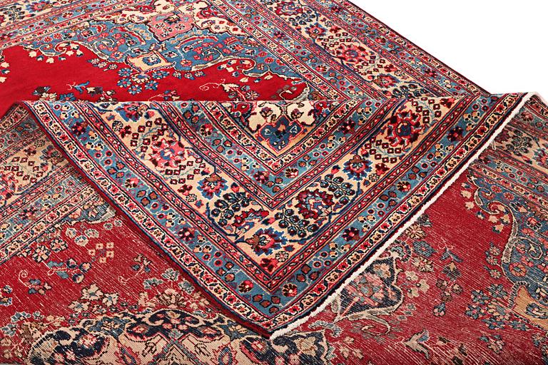 A Kashan carpet, a. 337 x 246 cm.