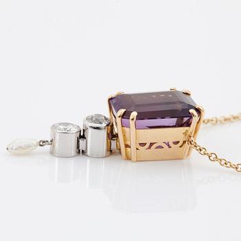 An 18K gold pendant set with a faceted amethyst and round brilliant- and old-cut diamonds and a pearl.