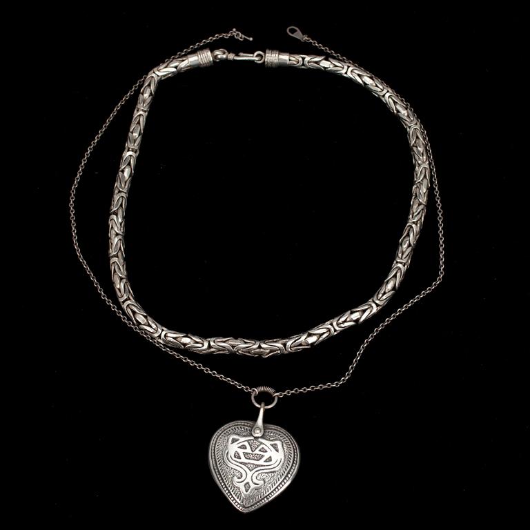 KAULAKORUJA, 2 kpl, hopeaa, Kalevala Koru. Yht. paino n. 198 g.