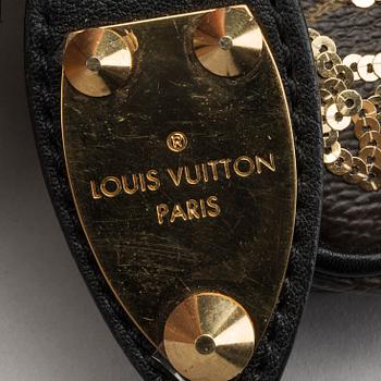 LOUIS VUITTON mini pochette.