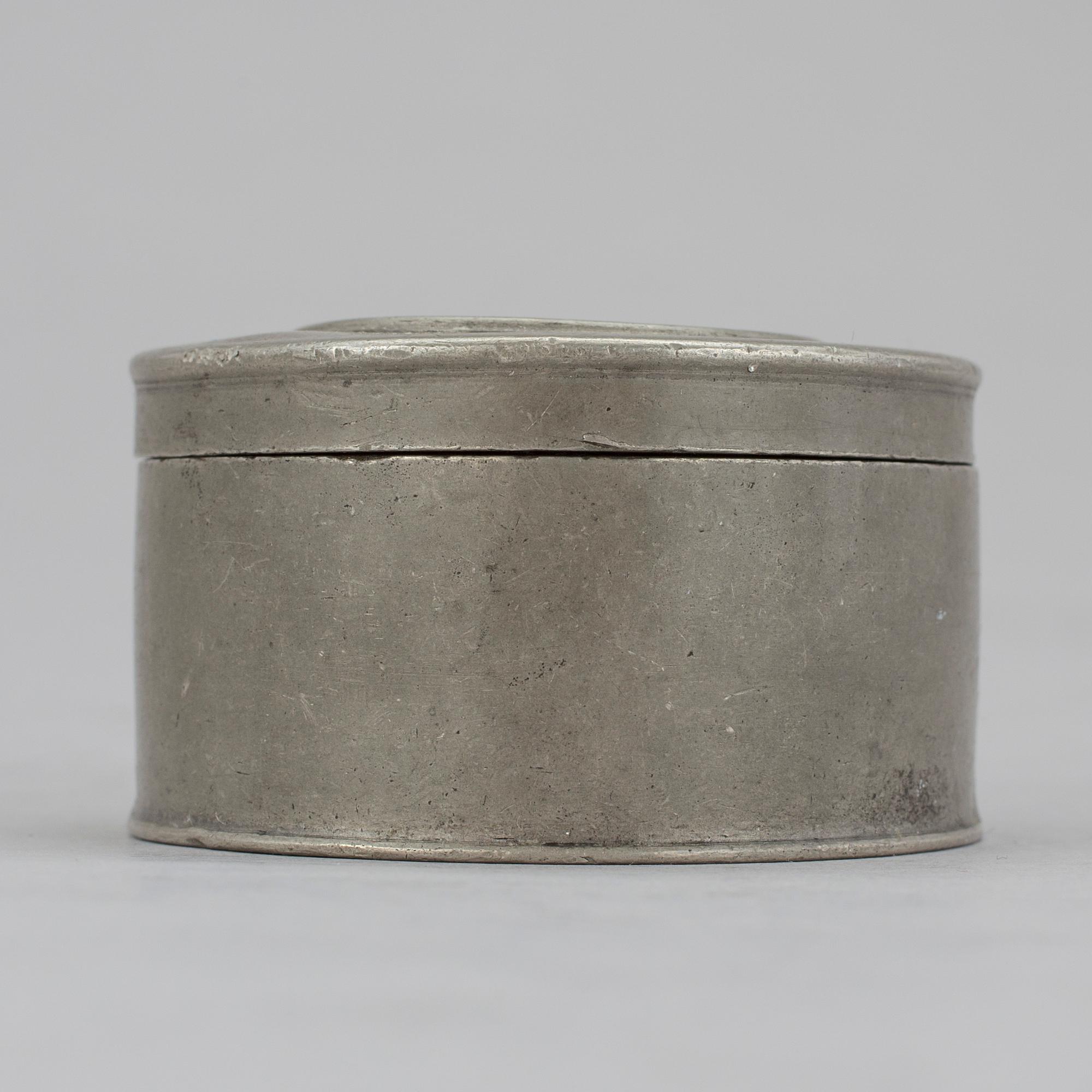 DOSA, tenn, med infälld medaljavgjutning föreställande Karl XIV Johan, 1800-talets första hälft.