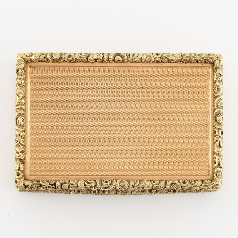 An european 14 carat gold box 'deux couleur', unmarked, probably Central Europe 19th century.