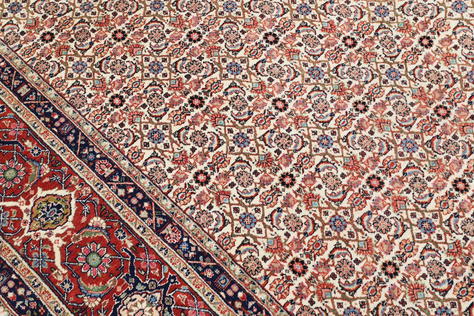 A Sarouk carpet, approx. 337 x 243 cm.