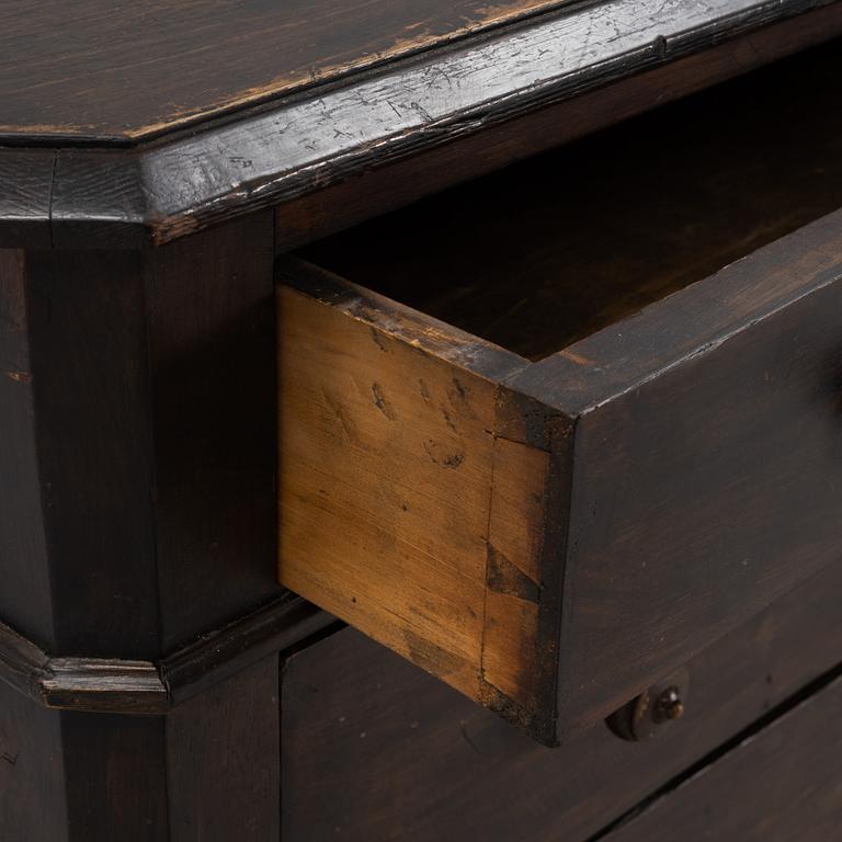 An end of the 19th Century chest of drawers.