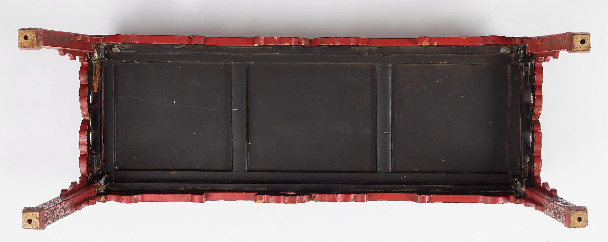 Altarbord, röd lack. Qingdynastin.