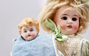 FLICKDOCKA, biskvi, modell 3200, Armand Marseille, Tyskland samt POJKDOCKA, biskvi, 1800/1900-tal.