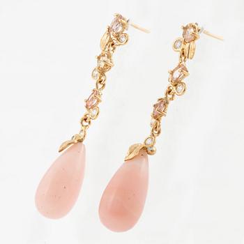 Örhängen, Mandelstam, 18K guld med rosa opaler, rosa turmaliner och briljantslipade diamanter.