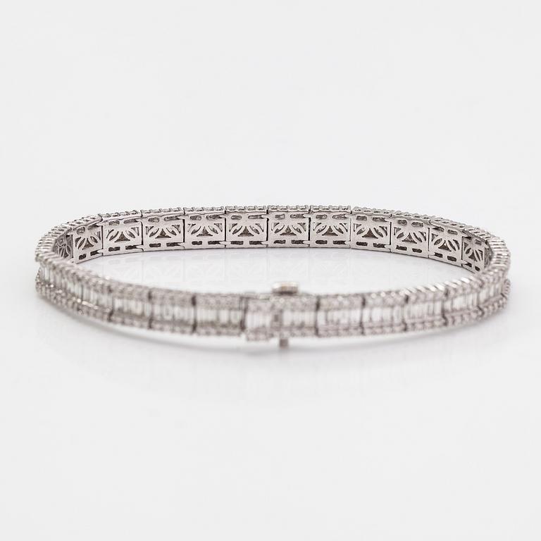 An 18K white gold bracelet with diamonds ca. 7.42 ct in total according to engraving.