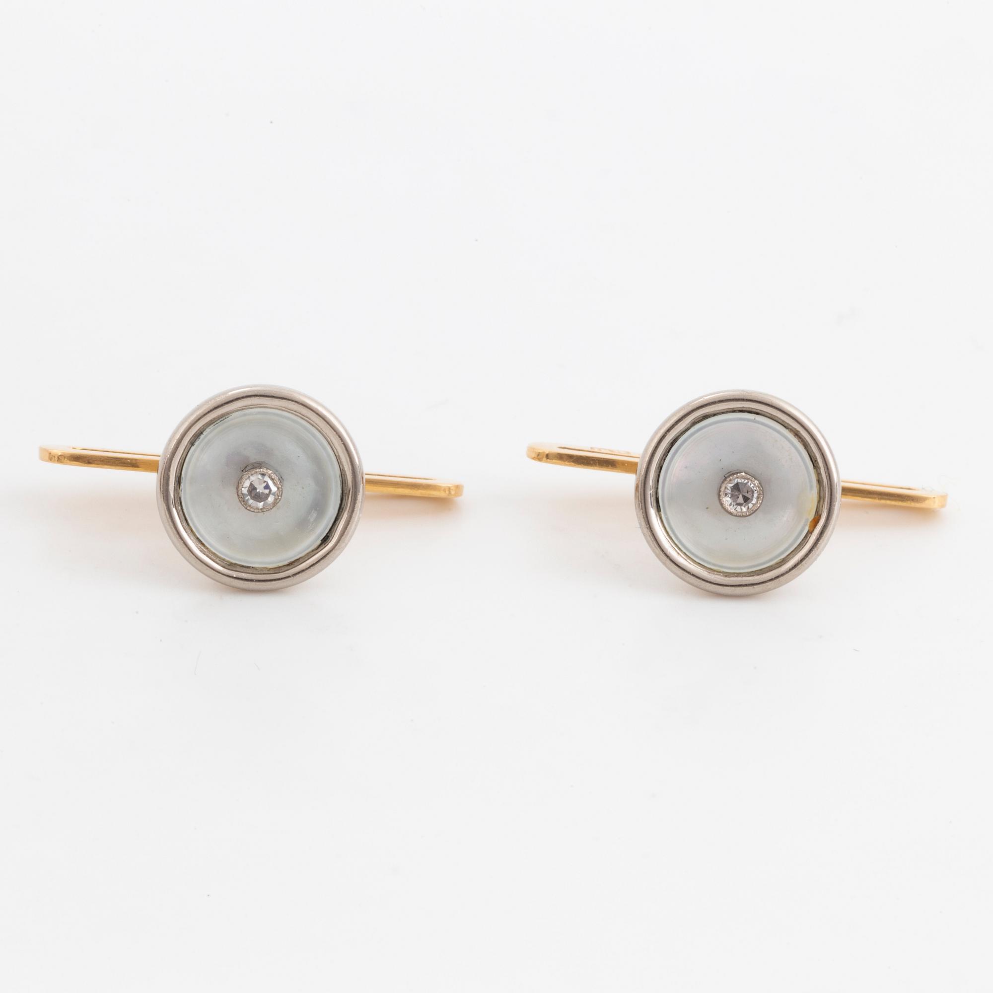 Cufflinks and shirt buttons, 18K gold and mother of pearl.