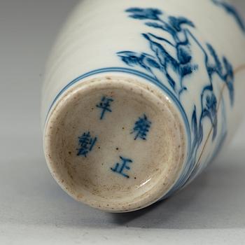 SNUSFLASKOR, tre stycken, porslin. Qingdynastin, 1800-tal.