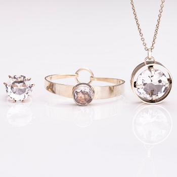 ERIK GRANIT, SORMUS, KAULAKORU ja RANNEKORU, hopeaa ja vuorikidettä. Helsinki 1962-81.