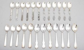 KAFFESKEDAR, 24 st, silver, olika modeller bla Olga och gammeldansk. Vikt ca 298 g.