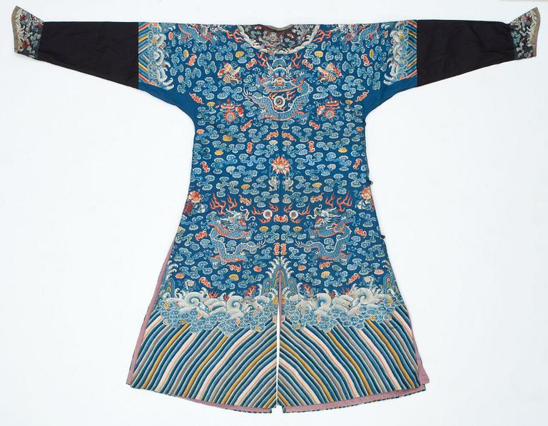 ROBE, silk. Height 146,5 cm. China around 1900.