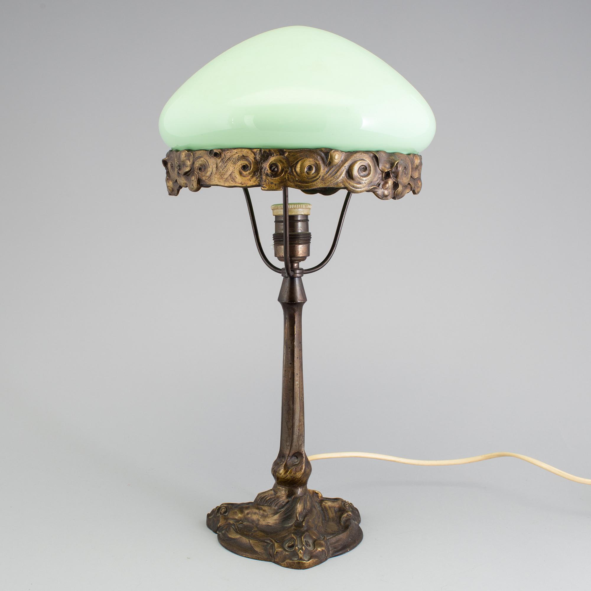 AN ART NOUVEAU BRONZE TABLE LAMP, ca 1900.